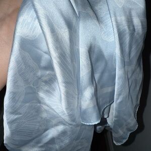 🦋🦋🦋Blue and White Butterfly Print Scarf